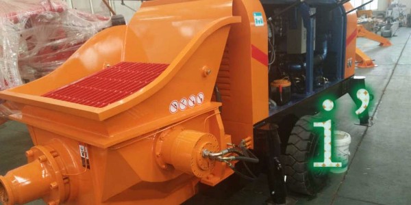 混凝土泵运转时，在料斗内添加水和水泥砂浆的目的是什么？