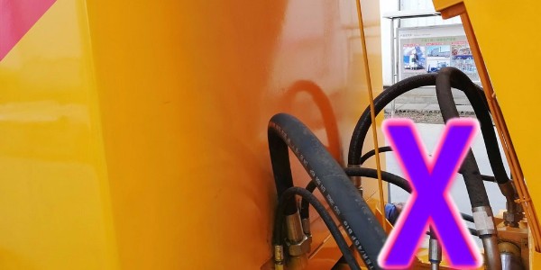 隧道作业与露天作业施工场地下，混凝土泵应当如何确定位置？