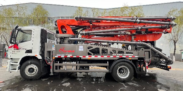 混凝土泵车在使用?？仄魇币⒁庖韵?点