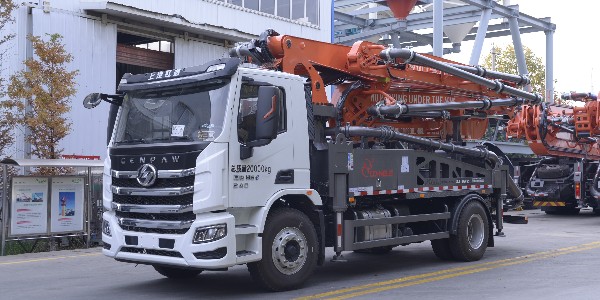 32米泵车在展臂架时应注意哪些