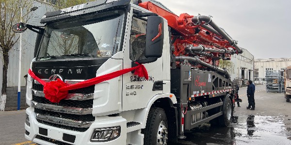 混凝土泵车能提高经济效益，而且能够改变施工现场的面貌