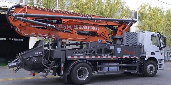 泵车用于混凝土的输送，除此以外的用途都是危险的