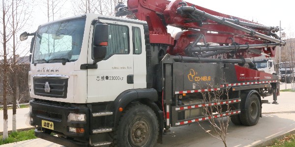 混凝土泵车是靠什么实现泵送的？