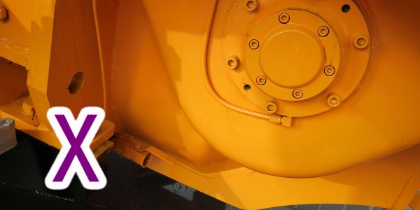 小型泵车在行驶过程中，突然爆胎该怎么解决才能有效避免事故的发生？