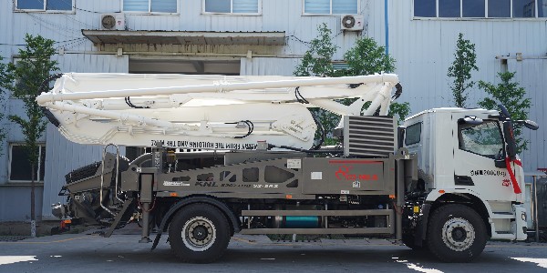 如果泵车在泵送状态下遇到堵塞问题，该怎么解决？