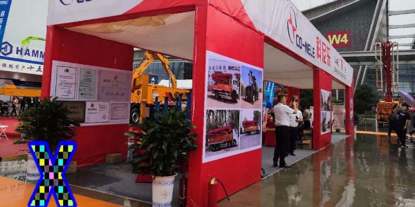 混凝土泵在下斜坡泵送时应当采取哪种措施防止骨料自流导致真空现象？