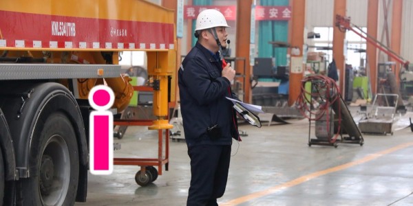 混凝土泵在更换油嘴或总成时应当做好哪些部位的清洁工作？