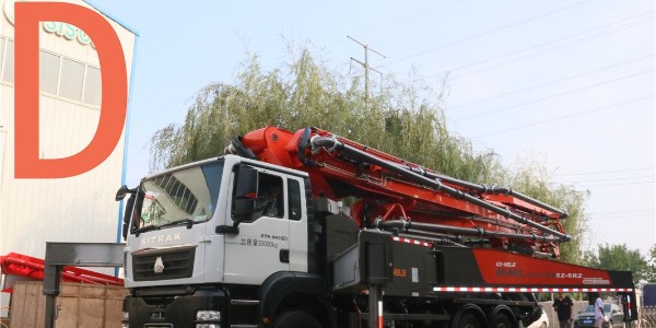 为保证泵车作业的安全性，混凝土料斗必须处于关闭的状态