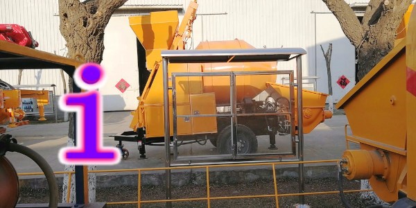 骨料、液压油、水泥等物质飞溅是由于混凝土泵的哪些不当操作引起的？