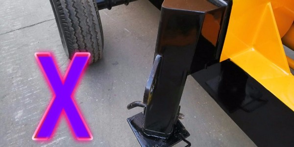 在对混凝土泵的水箱及供水系统进行清洗后，需要在活塞上装上胶套