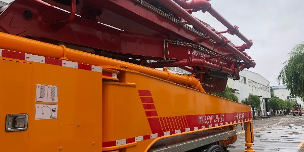 留足安全距离，防止泵车出故障