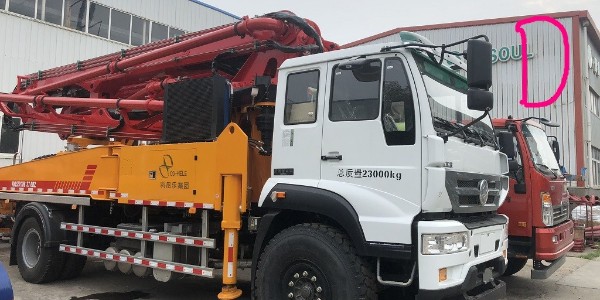 小型混凝土泵车泵送水泥是什么原理？