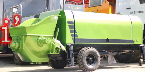 实际施工时，泵工进行哪些操作容易导致混凝土泵发生堵管？