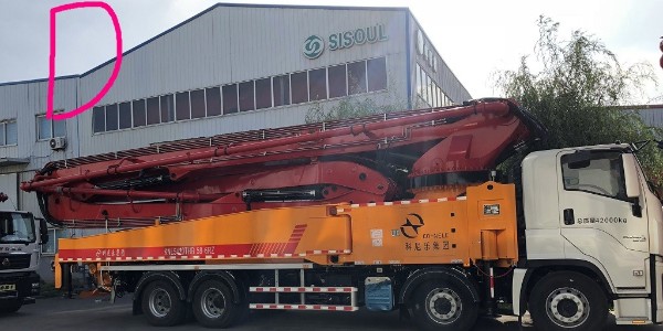 特殊环境下，小型混凝土泵车手应如何操作？