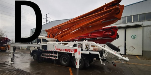 混凝土泵堵管时，可通过正反泵判断部位