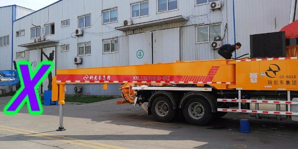 混凝土泵车的末端软管容易受损，需注意泵车布料杆的倾斜状态