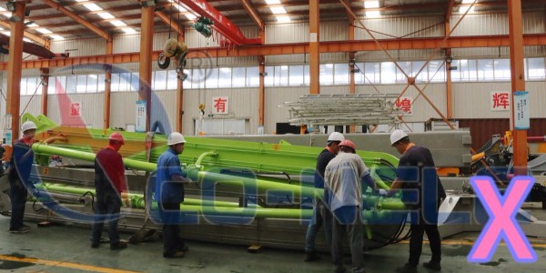 混凝土布料机在桥涵面布料时，应如何完成滑模摊铺？