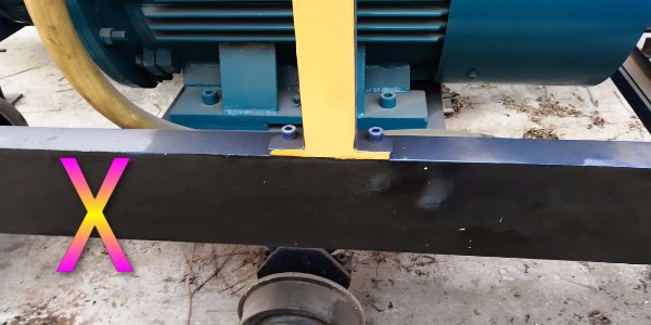 混凝土泵在进行泵送前，水泥砂浆注入料斗后为何要先进行反向搅拌？