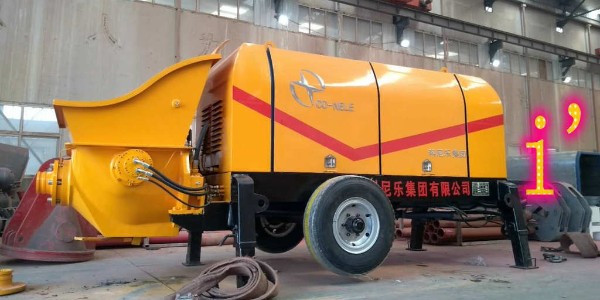 混凝土输送泵作业时，为什么要及时将管倒换方位使用？