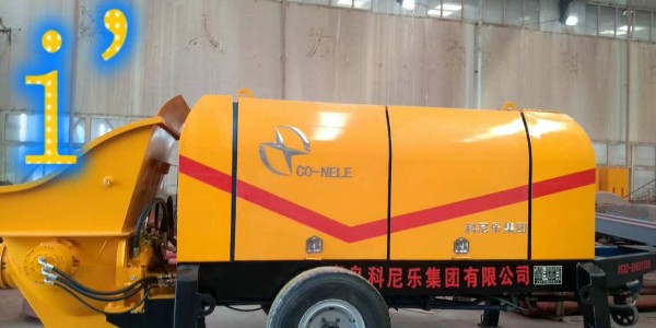 为什么在安置混凝土输送泵时，要在机架底部垫木块？