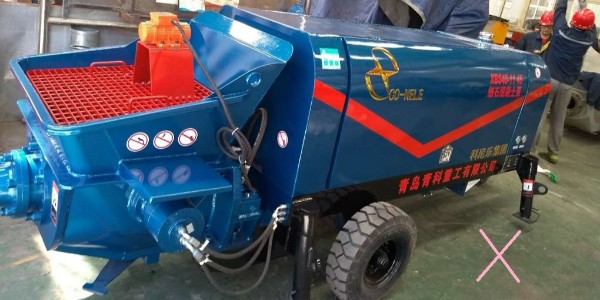 混凝土输送泵管道内的拌合物结块或沉淀该怎样处理？