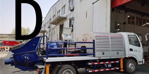 操作混凝土泵时，应注意什么？